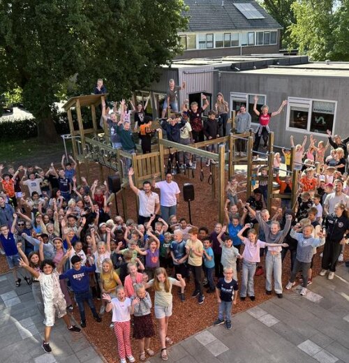 Nieuw speeltoestel valt goed in de smaak bij kinderen van kindcentrum Johan Friso in Steenwijk