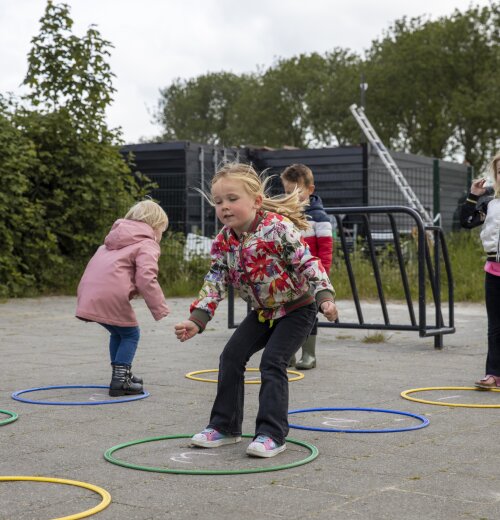 Kindcentrum Eben Haëzer in Ossenzijl wint verkeersplein