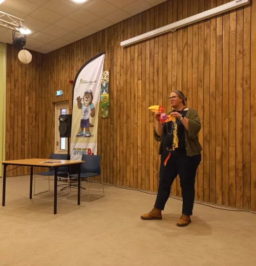 Paradijsvogels maken met workshopbegeleider Bernadette Berends: Kinderen vrolijken park op met kleurrijke paradijsvogels