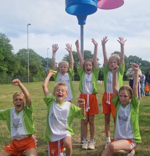 Meisjesteam groep 5/6 van Het Kompas Steenwijk pakt korfbaltitel