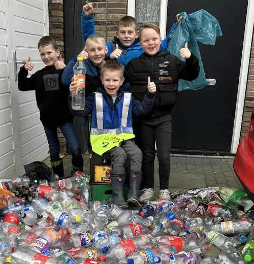 Kinderen zamelen flessen in voor slachtoffers aardbeving