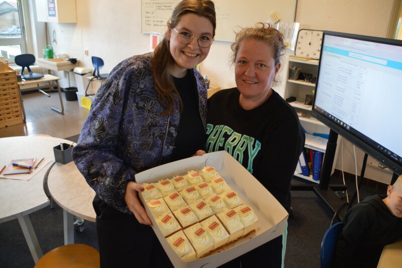 Trotse juffen Romy en Sandra van Het Kompas Steenwijk